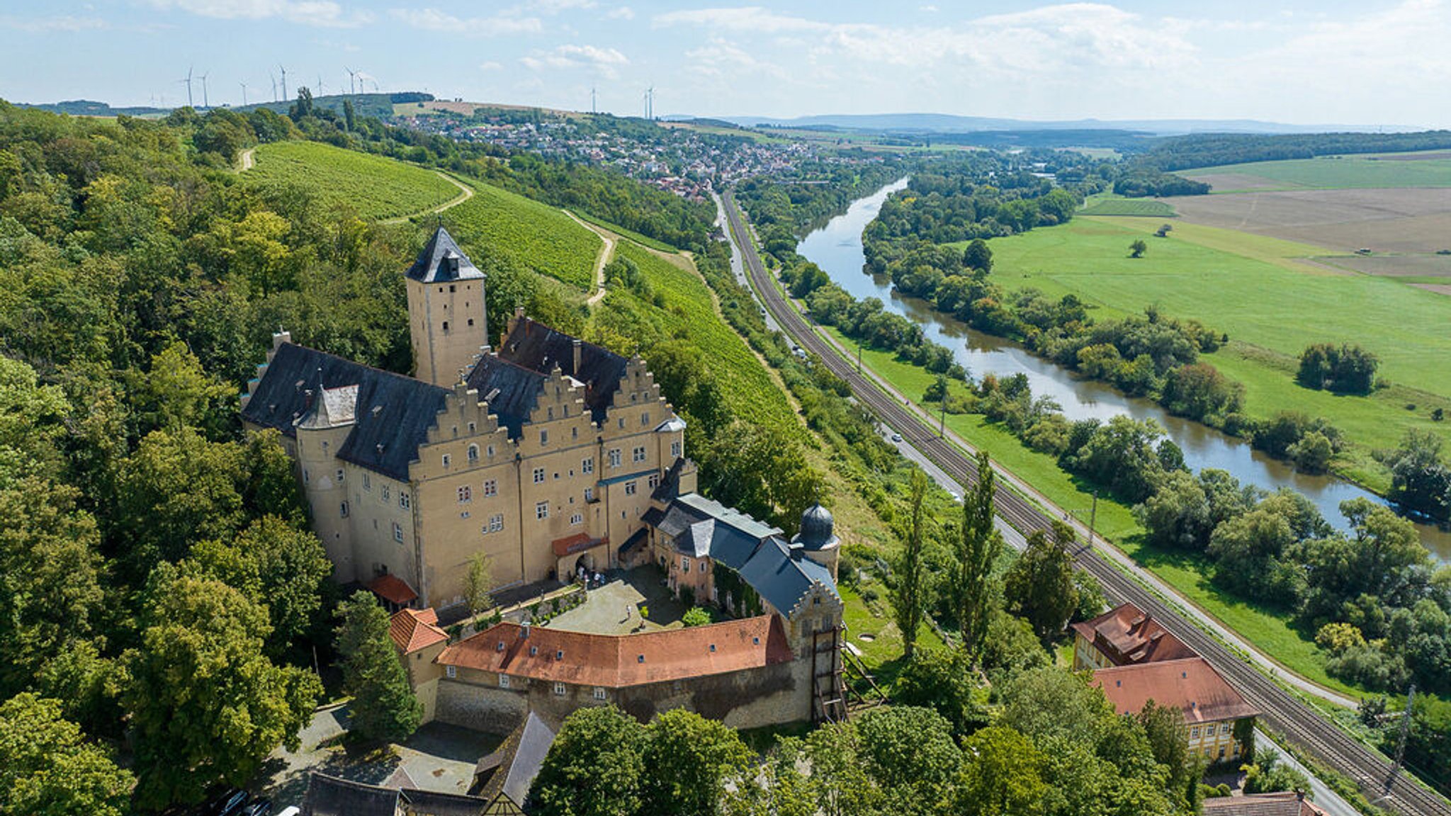 Blick auf Schloss Mainberg im Sonnenlicht