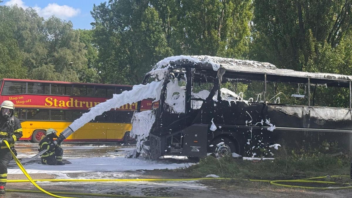 Brand Hamburg: Der ausgebrannte Reisebus in Wilhelmsburg