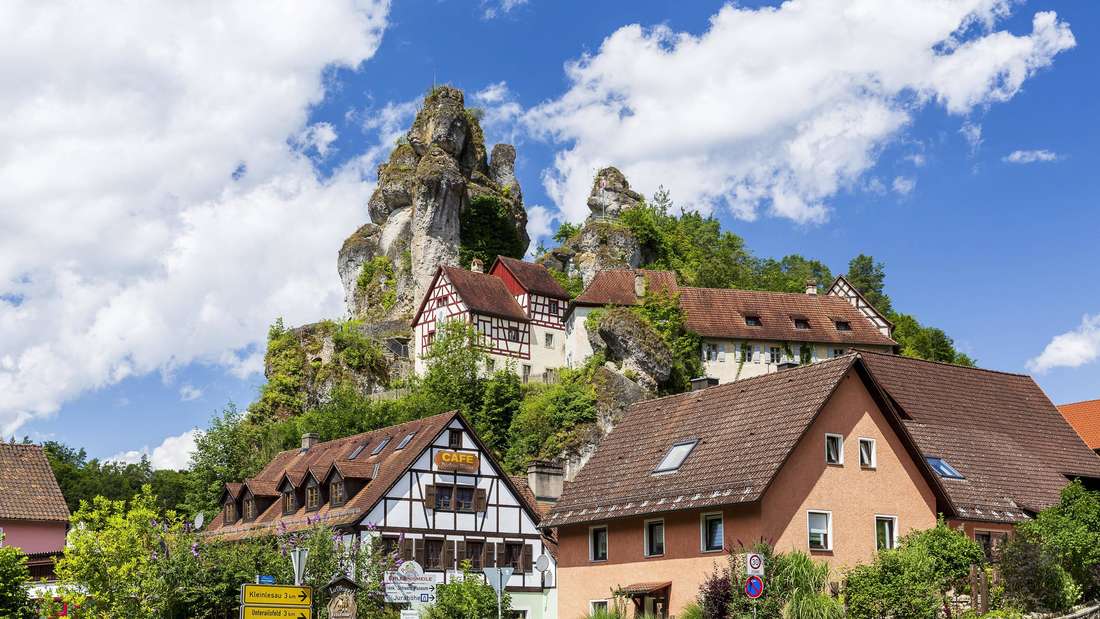 Blick auf Schloss Mainberg im Sonnenlicht.