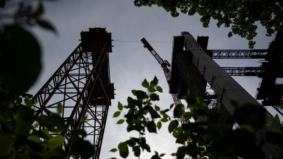 Blick auf die Baustelle der Neckartalbrücke mit Gondel und Kran