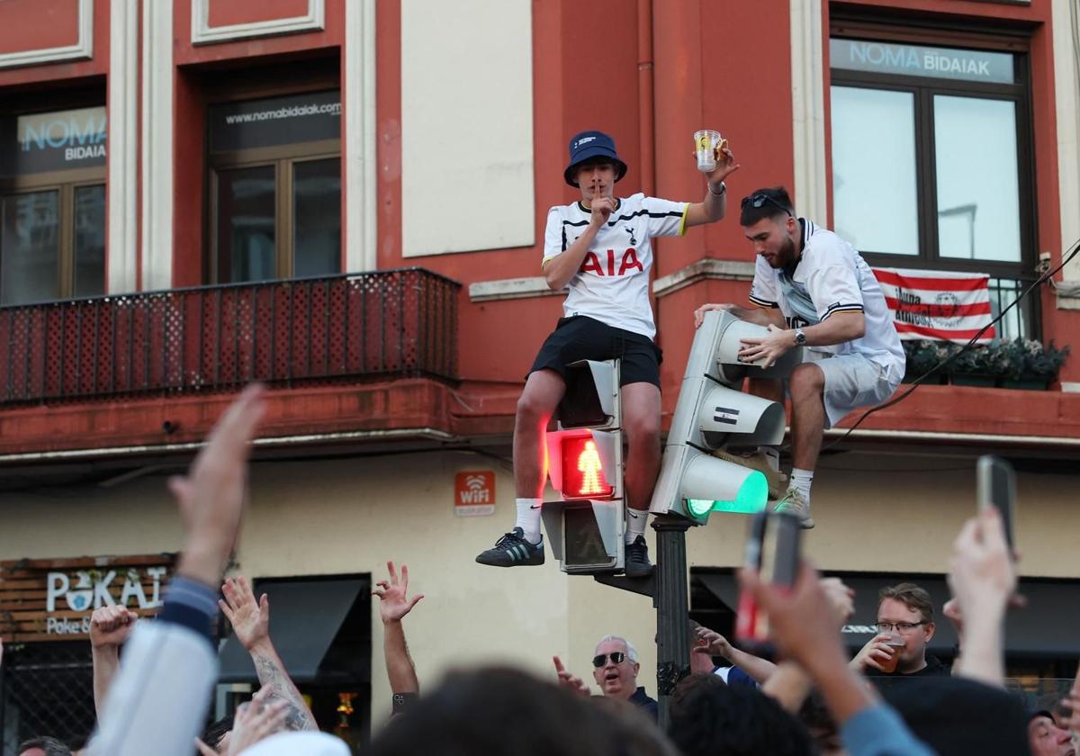 Ambiente festivo y multitud en las calles de Bilbao antes de la final