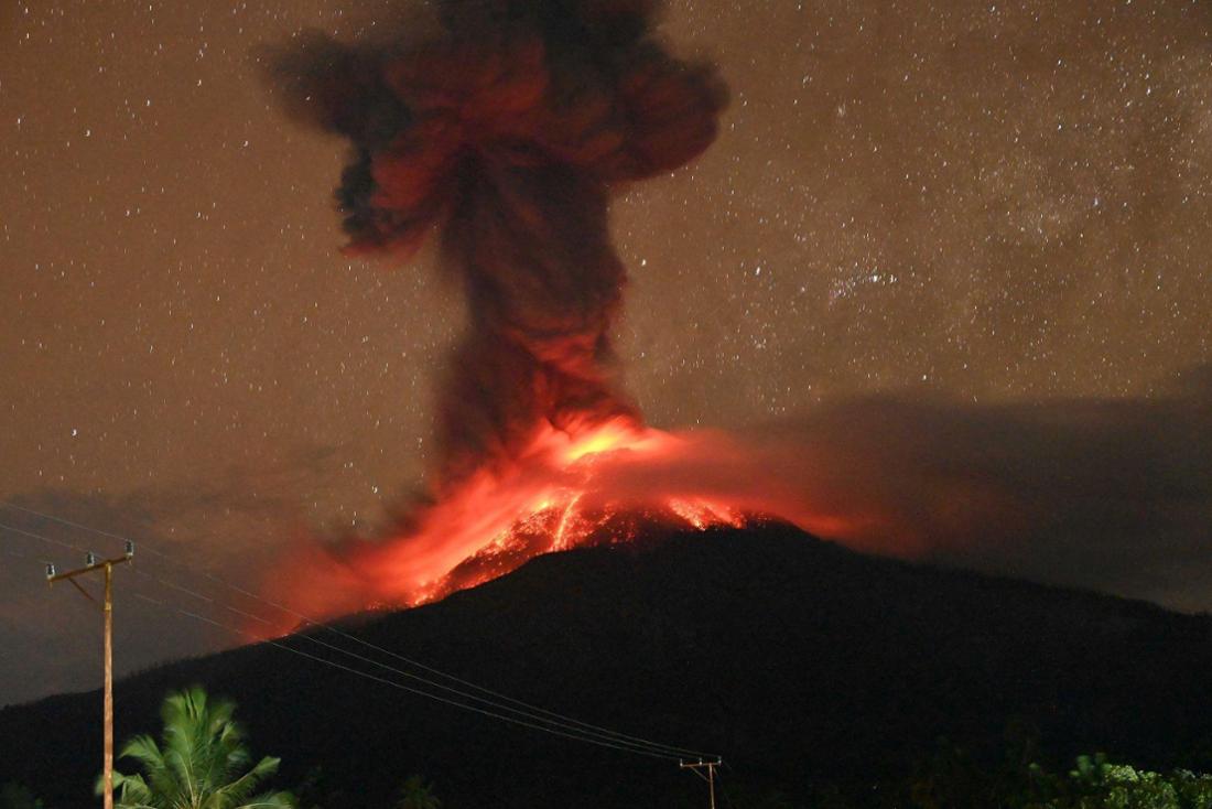 Vulkan in Indonesien mit ausbrechender Aschewolke