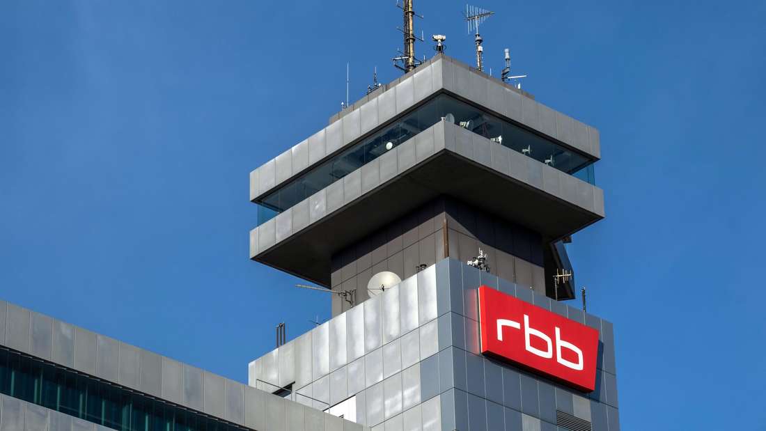 Gebäude des rbb mit Logo: Rundfunk Berlin-Brandenburg im Wandel