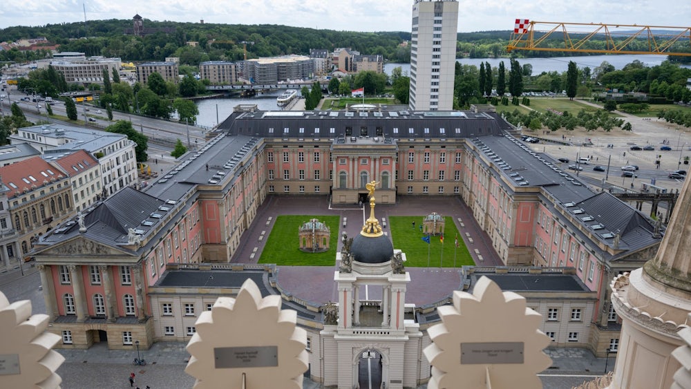 Tausende demonstrieren zur demo potsdam heute auf dem Luisenplatz