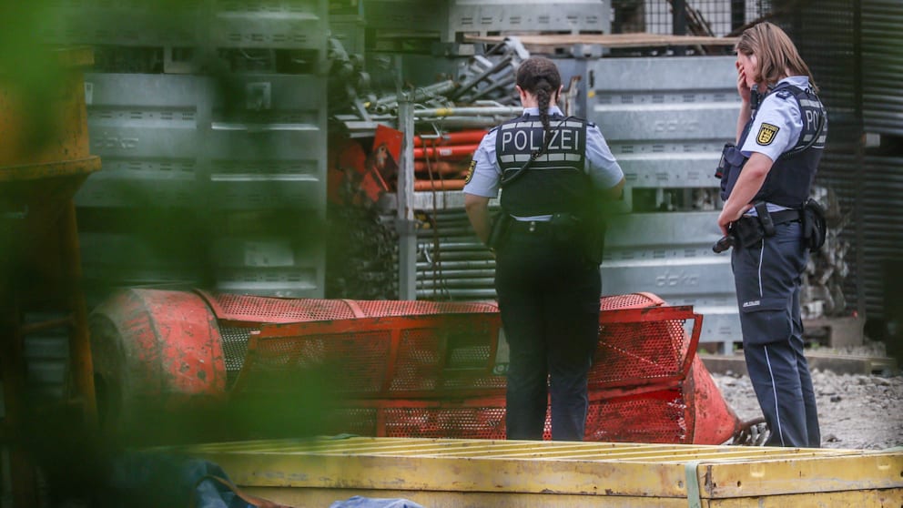 Symbolfoto: Gondel auf Brückenbaustelle im Einsatz